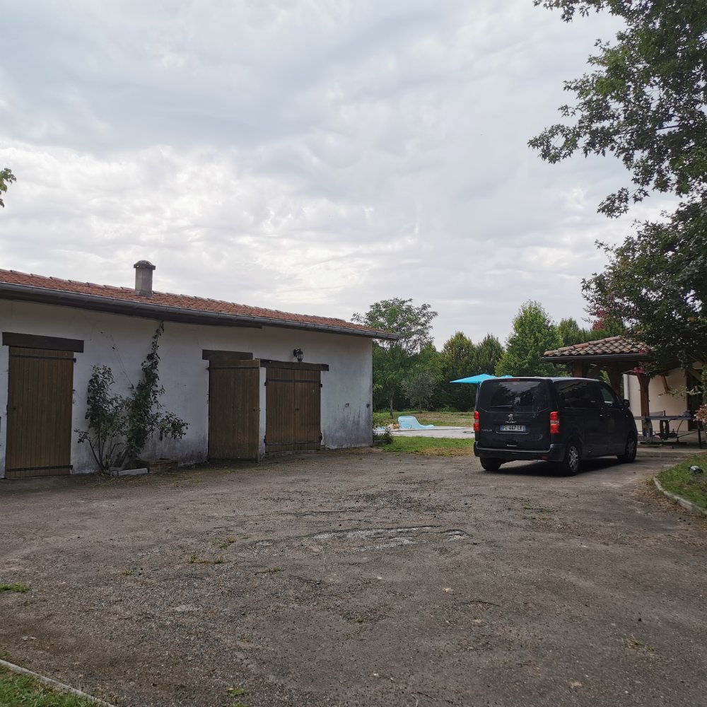 Aire camping-car  Saint-Sever (40500) - Photo 3